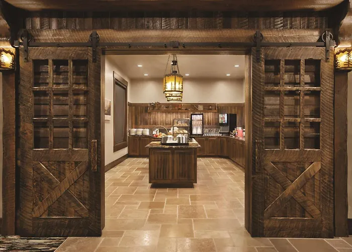 Glacier International Lodge
